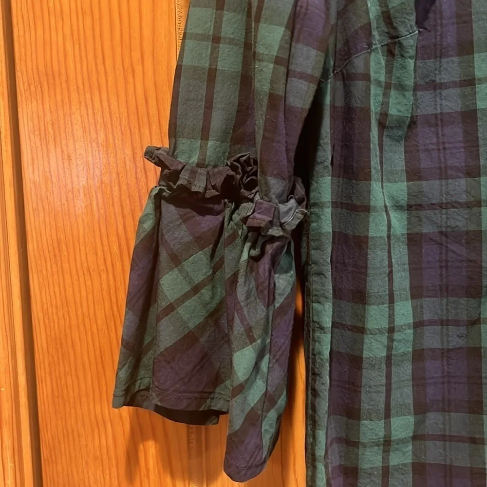 Izod women’s plaid 3/4 bell sleeve blouse size small.